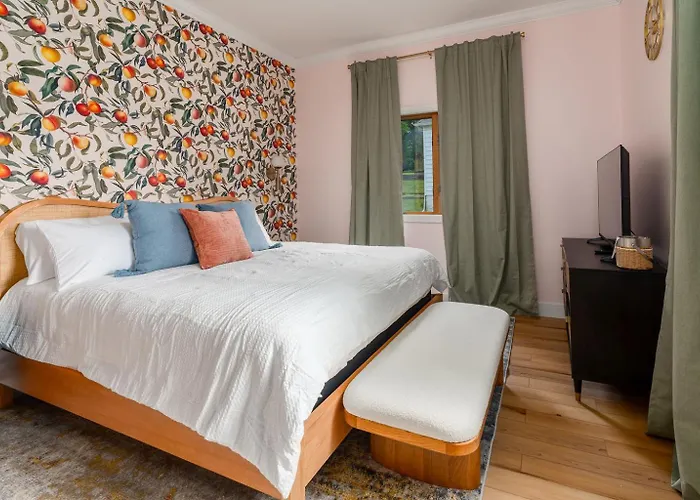 Peach Tree Inn, Downtown Cobden