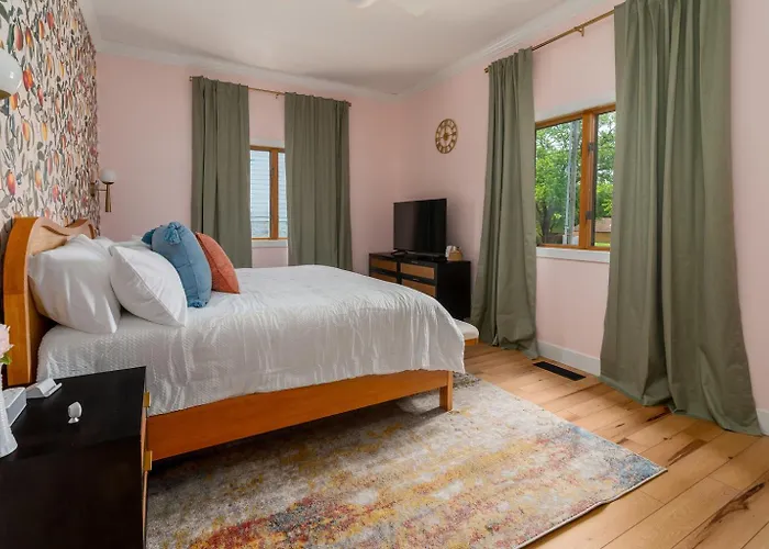 Peach Tree Inn, Downtown Inn *